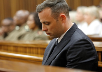 El atleta sudafricano Oscar Pistorius obtiene la libertad condicional diez años después de matar a su novia