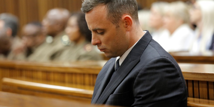 El atleta sudafricano Oscar Pistorius obtiene la libertad condicional diez años después de matar a su novia