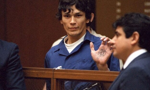 ‘The Night Stalker’: La historia de Richard Ramírez, el asesino serial que aterrorizó a Los Ángeles