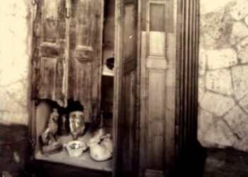 Antigua fotografía de un Larario carbonizado encontrado en Herculano