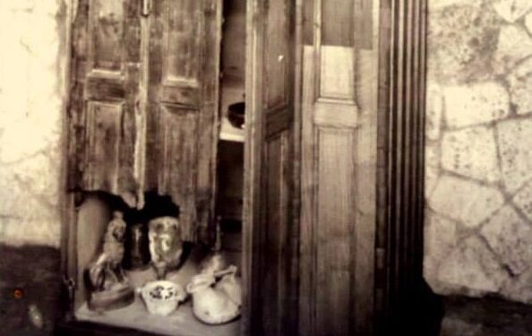 Antigua fotografía de un Larario carbonizado encontrado en Herculano
