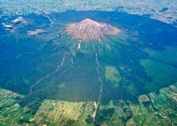 El Monte Taranaki o Monte Egmont, es un volcán icónico en la Isla Norte de Nueva Zelanda