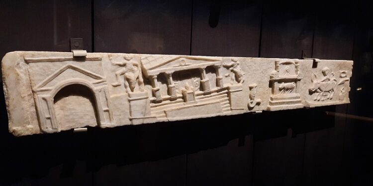 El Bajorrelieve de mármol que representa el Templo de Júpiter tras el terremoto del 62