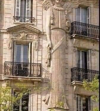 En París «El ángel del balcón» parece sostener con sus alas parte del edificio