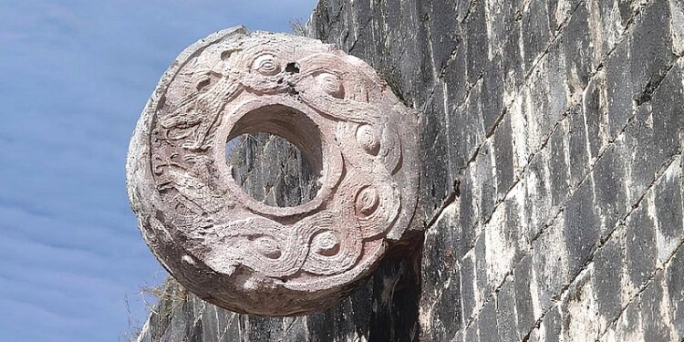 Un anillo de piedra maya del patio de pelota de Chichen Itzá, 600 d. C.