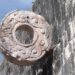 Un anillo de piedra maya del patio de pelota de Chichen Itzá, 600 d. C.