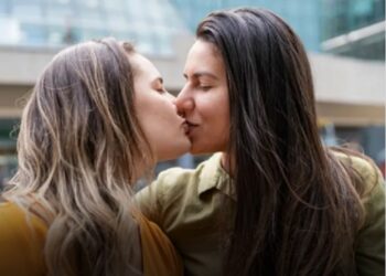 La bisexualidad femenina se duplica en España, subiendo hasta el 5,9 %