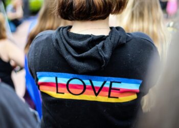 Un tribunal protege a adolescente gay expulsado de un colegio