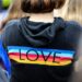 Un tribunal protege a adolescente gay expulsado de un colegio