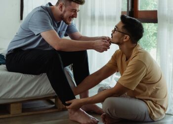 Los hombres mujeriegos suelen terminar en relaciones con otros hombres