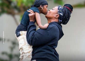 No es mi hija, es mi novia de 1,09 M