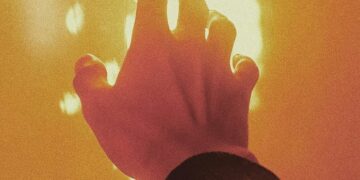 ¿Por qué sentimos corriente al tocar a otra persona?