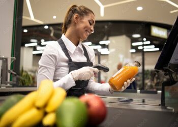 Una cajera evitó mirar cuando el cliente ponía el pin y se desnucó