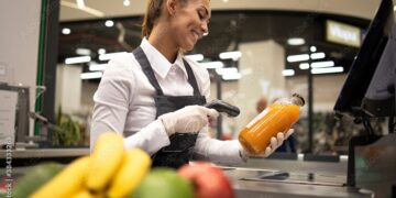 Una cajera evitó mirar cuando el cliente ponía el pin y se desnucó