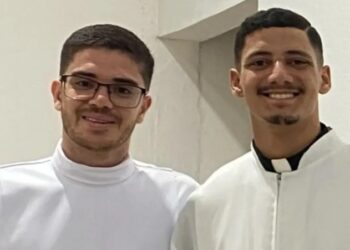 Ex seminaristas abandonaron sus sotanas y se establecieron como pareja