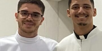 Ex seminaristas abandonaron sus sotanas y se establecieron como pareja