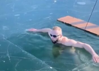 Un nadador trató de cruzar un lago congelado y vivió momentos de pánico