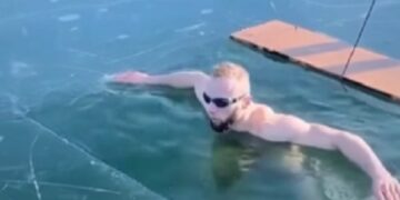 Un nadador trató de cruzar un lago congelado y vivió momentos de pánico