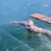 Un nadador trató de cruzar un lago congelado y vivió momentos de pánico