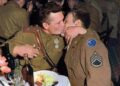 Un beso fraternal entre un mayor soviético y un sargento estadounidense en un banquete en Alemania en 1945