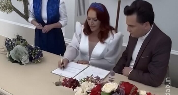 Se casó con su propio hijo adoptivo: Ella 53 y él 22