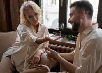 Los hombres jovenes está batiendo record saliendo con mujer más grandes que ellos