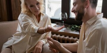 Los hombres jovenes está batiendo record saliendo con mujer más grandes que ellos