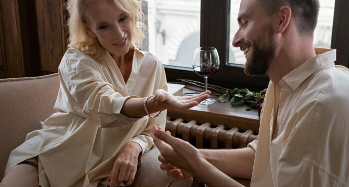 Los hombres jovenes está batiendo record saliendo con mujer más grandes que ellos