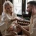 Los hombres jovenes está batiendo record saliendo con mujeres más grandes que ellos