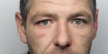 Kyle Bevan, asesino de su hijastra, recibe 30 puñaladas en la cárcel