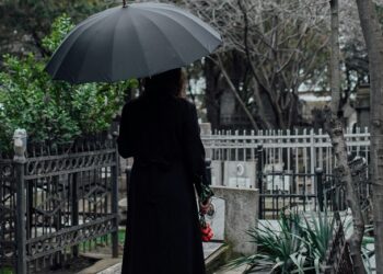 Por 500 dólares se puede contratar a una mujer vestida de negro para llorar en un funeral