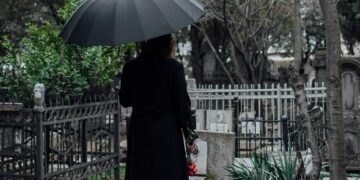Por 500 dólares se puede contratar a una mujer vestida de negro para llorar en un funeral
