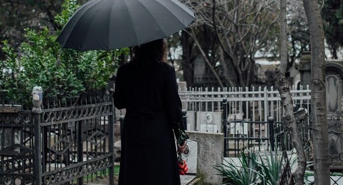 Por 500 dólares se puede contratar a una mujer vestida de negro para llorar en un funeral