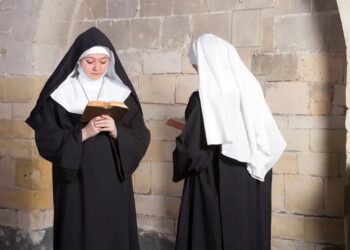 Monjas enemigas, abandonan convento y se casan entre ellas