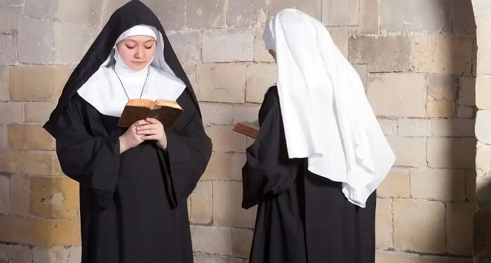 Monjas enemigas, abandonan convento y se casan entre ellas
