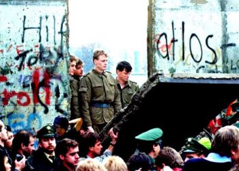 El día en que los alemanes comenzaron a derribar el Muro de Berlín