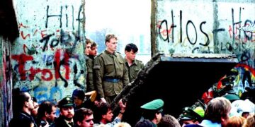 El día en que los alemanes comenzaron a derribar el Muro de Berlín