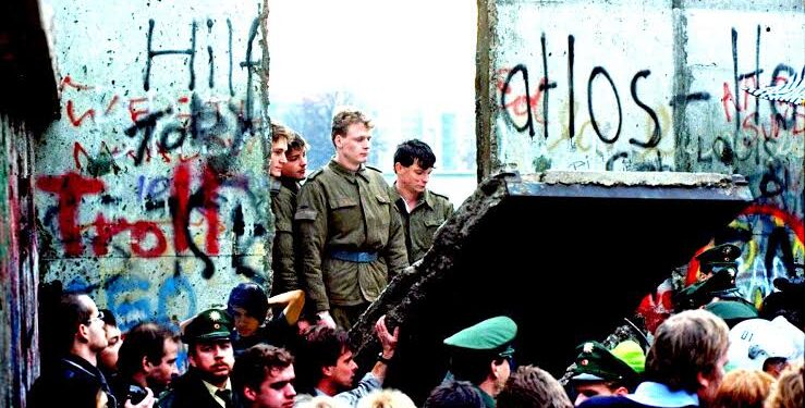 El día en que los alemanes comenzaron a derribar el Muro de Berlín