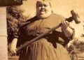 La anestesióloga Matilda Crawford que usaba un enorme martillo