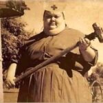 La anestesióloga Matilda Crawford que usaba un enorme martillo