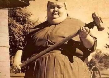 La anestesióloga Matilda Crawford que usaba un enorme martillo