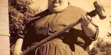 La anestesióloga Matilda Crawford que usaba un enorme martillo
