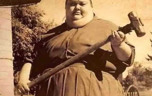 La anestesióloga Matilda Crawford que usaba un enorme martillo
