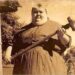La anestesióloga Matilda Crawford que usaba un enorme martillo