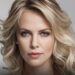 Charlize Theron: «Tengo 50 años pero me gustaría tener una relación con cama aparte»