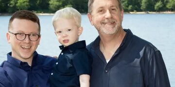 Dos sacerdotes gays adoparon un niño para convivir en familia