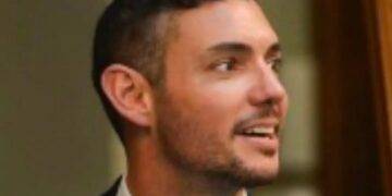 Un diputado libertario fue a ua fiesta gay y le cantaron: «La Patria no se vende»