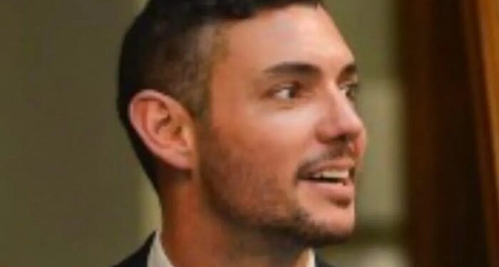 Un diputado libertario fue a ua fiesta gay y le cantaron: «La Patria no se vende»