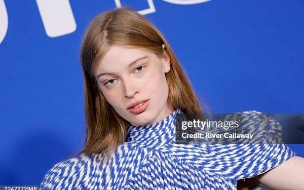 La hija trans de Elon Musk aparece en una campaña contra los robots y la IA
