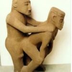 La estatua de basalto que muestra a una pareja en un acto sexual